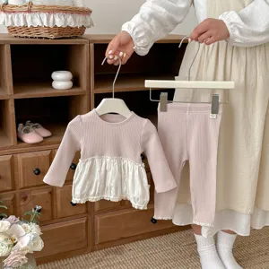 Vue détaillée du joli ensemble haut à manches longues côtelé rose et leggings bébé.