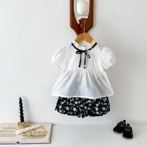 Kleinkind Mädchen Sommer Outfit Set, süße weiße kurzärmelige Bluse und Blumen Shorts.
