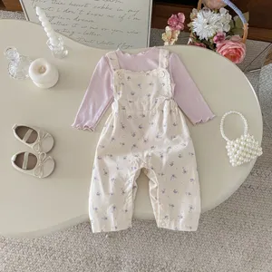 Süßes Baby Mädchen Herbst Outfit Set, Baumwoll Langarmshirt und Blumen Latzhose Zweiteiler.