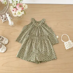 Vue détaillée de l'ensemble d'été floral vert pour bébé fille avec haut et short.