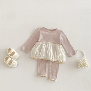 Ensemble haut manches longues et leggings en coton pour bébé fille avec ourlet en dentelle.