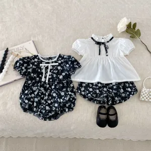 Süsses Baby Mädchen Blumenmuster Kurzarm Bluse und Shorts Set mit Romper Detailansicht.
