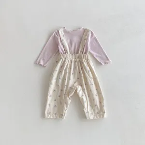 Detailansicht des süßen Baby Mädchen Herbstkleidung Sets mit rosafarbenem Oberteil und Blümchenhose.