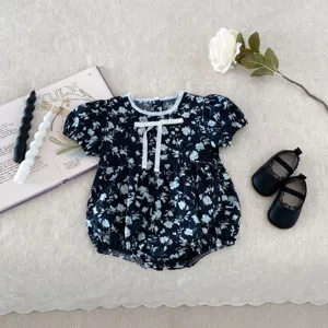 Sommerliches Baby Mädchen Kurzarm Strampler mit Blumenmuster und weißer Schleife.