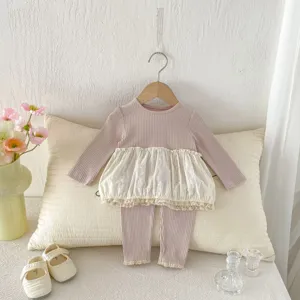 Vue détaillée du joli ensemble en coton pour fille avec haut manches longues et leggings en dentelle.
