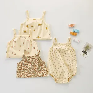 Lindo conjunto de romper con tirantes para bebé niña en verano, estampado botánico de algodón.