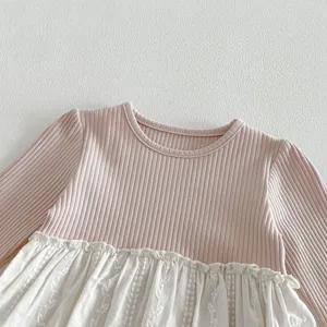 Vue détaillée du haut à manches longues côtelé rose pour tout-petits avec bordure en dentelle.