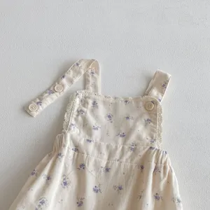 Kleinkind Baby floral Cordhosen Strampler Detail, süßer Overall mit feiner Spitzenborte.
