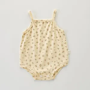 Bebé mameluco floral, tierno body de verano con tirantes para niñas, diseño ligero.