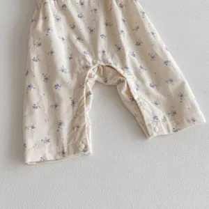 Detailansicht des niedlichen Baby Stramplers mit Blumenmuster und praktischen Druckknöpfen.