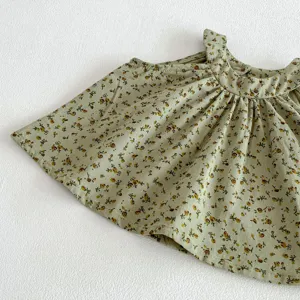 Détail de haut floral vert pour tout-petit, chemisier d'été léger pour bébé fille avec col.