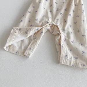 Baumwolle blumen baby strampler detailansicht, weiche cord kleidung mit praktischen druckknöpfen.