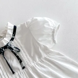 Süsses kleinkind mädchen sommer bluse detail, weiße blumen schleife kurzarm oberteil.