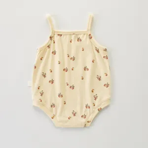 Vista detallada del body de verano con tirantes finos para bebé niña con bonito estampado.