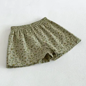 Short floral vert pour bébé fille avec taille élastique, vêtement d'été doux et confortable.