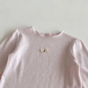 Süßes Kleinkind Baby Mädchen rosa Langarm Strickshirt mit Schleife und Rüschenkragen.