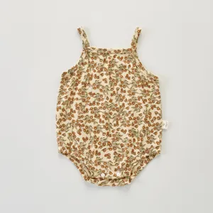 Detalle de body para bebé con estampado floral botánico, pelele de verano sin mangas.