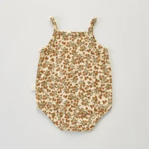 Adorable mameluco de verano para bebé niña con tirantes, estampado botánico ligero y transpirable.