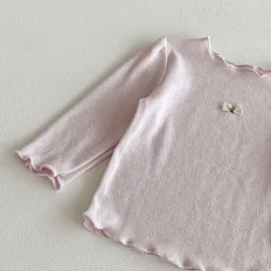 Rosa Babygirl Langarm Stricktop mit filigranen Rüschen und süßer Schleife Detailansicht.