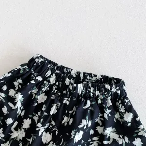 Blumenmuster Kinder Shorts Bund Detail Nahaufnahme, weicher atmungsaktiver Sommerstoff.