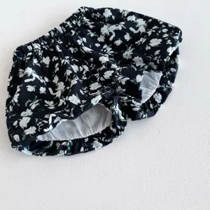 Süsser Sommer Blumenprint Baby Kleinkind Shorts mit elastischem Bund und weissem Futter.