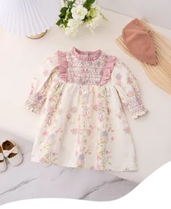 Vista detallada de lindo vestido floral para niñas pequeñas, cuerpo con nido de abeja y cuello.