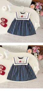 Vista detallada del vestido de marinero sin mangas a rayas vintage para niñas pequeñas.