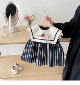 Vestido de verano sin mangas para niña a rayas con cuello marinero y detalle bordado.