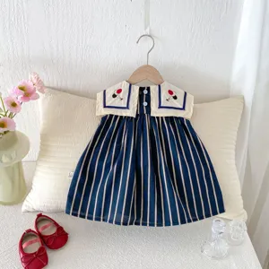Lindo vestido de verano sin mangas para niña con rayas y bordado estilo marinero.