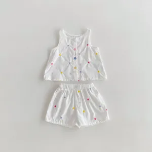 Completo estivo in cotone da bambina con ricamo di cuori colorati e bottoni graziosi.