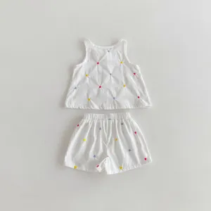 Set estivo da bambina con top smanicato e pantaloncini con dettagli di cuori ricamati.
