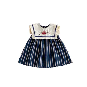 Vestido de verano sin mangas para niña con cuello marinero y bonito bordado de carpa.