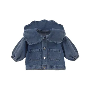 Jolie veste en jean pour petite fille avec grand col et manches bouffantes, mode printemps.
