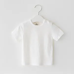 Vista detallada de la camiseta blanca de manga corta para bebé, lisa, suave y cómoda.