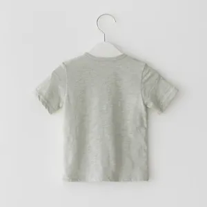 Detalle de vista trasera camiseta de algodón lisa para bebé, top de verano suave