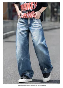 Λεπτομερής λήψη ανδρικών ξεβγαλμένων μπλε streetwear τζιν με σχέδια μουστάκι.