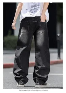 Λεπτομερής εικόνα ανδρικών τζιν streetwear σε φαρδιά γραμμή με ξέβγαλμα και κέντημα.
