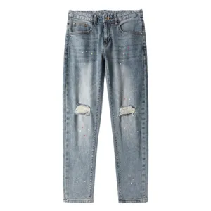 Ανδρικό ανοιχτό μπλε slim fit τζιν με χρωματιστές πιτσιλιές μπογιάς και σκισίματα στα γόνατα.