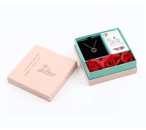 Coffret cadeau de roses Saint-Valentin avec collier cœur et fleurs de savon romantiques.
