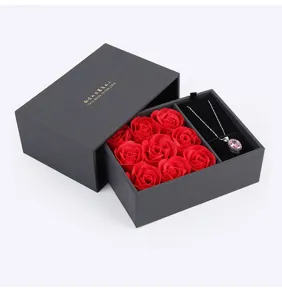 Coffret cadeau noir avec roses de savon rouges et collier, parfait pour la Saint-Valentin.
