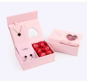 Coffret cadeau de roses roses avec bijoux collier boucles d'oreilles bague et fleurs de savon.