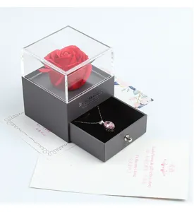 Coffret cadeau de bijoux rose éternelle de Saint-Valentin avec collier et couvercle.