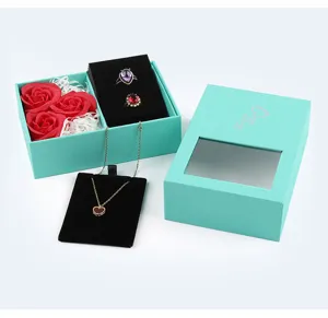 Coffret cadeau de bijoux en roses pour la Saint-Valentin avec bagues et collier élégants.
