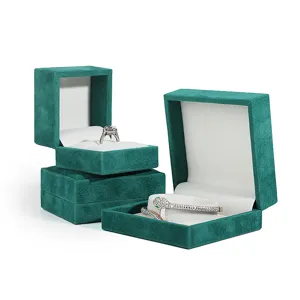 Coffret à bijoux en velours vert pour bagues, bracelets et pendentifs, rangement élégant.