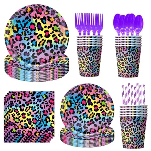Nahaufnahme Detailansicht der bunten Neon Leopard Party Geschirr Pappteller und Becher.
