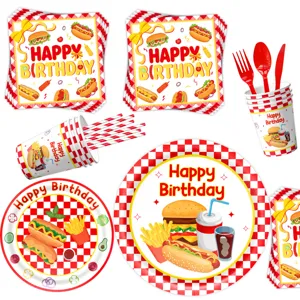 Detailansicht des Burger und Pommes Geburtstag Party Pappteller, Becher und Servietten Set.