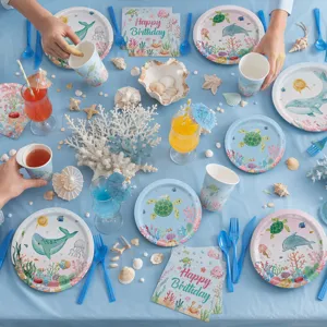 Detailansicht von Ozean Tier Geburtstag Party Geschirr Set mit Tellern, Bechern und Servietten.
