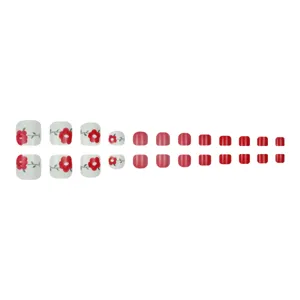 Detailfoto van draagbare valse teennagels met rode bloemmotieven en effen rode kleurstijl.