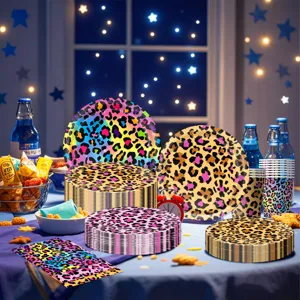 Leopardmuster Party Geschirr Detail mit bunten Papptellern, Bechern und Servietten Set.
