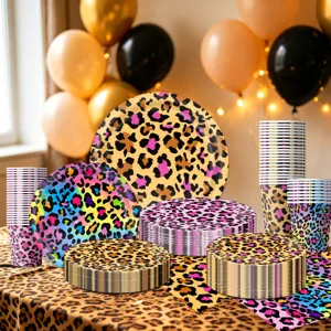 Leopard Muster Party Geschirr Detail, bunte Pappteller und Becher fur Geburtstag.